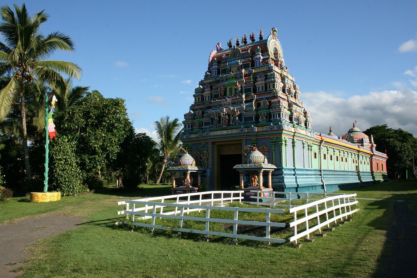 Temple du Colosse, a Tamil temple in Saint-André